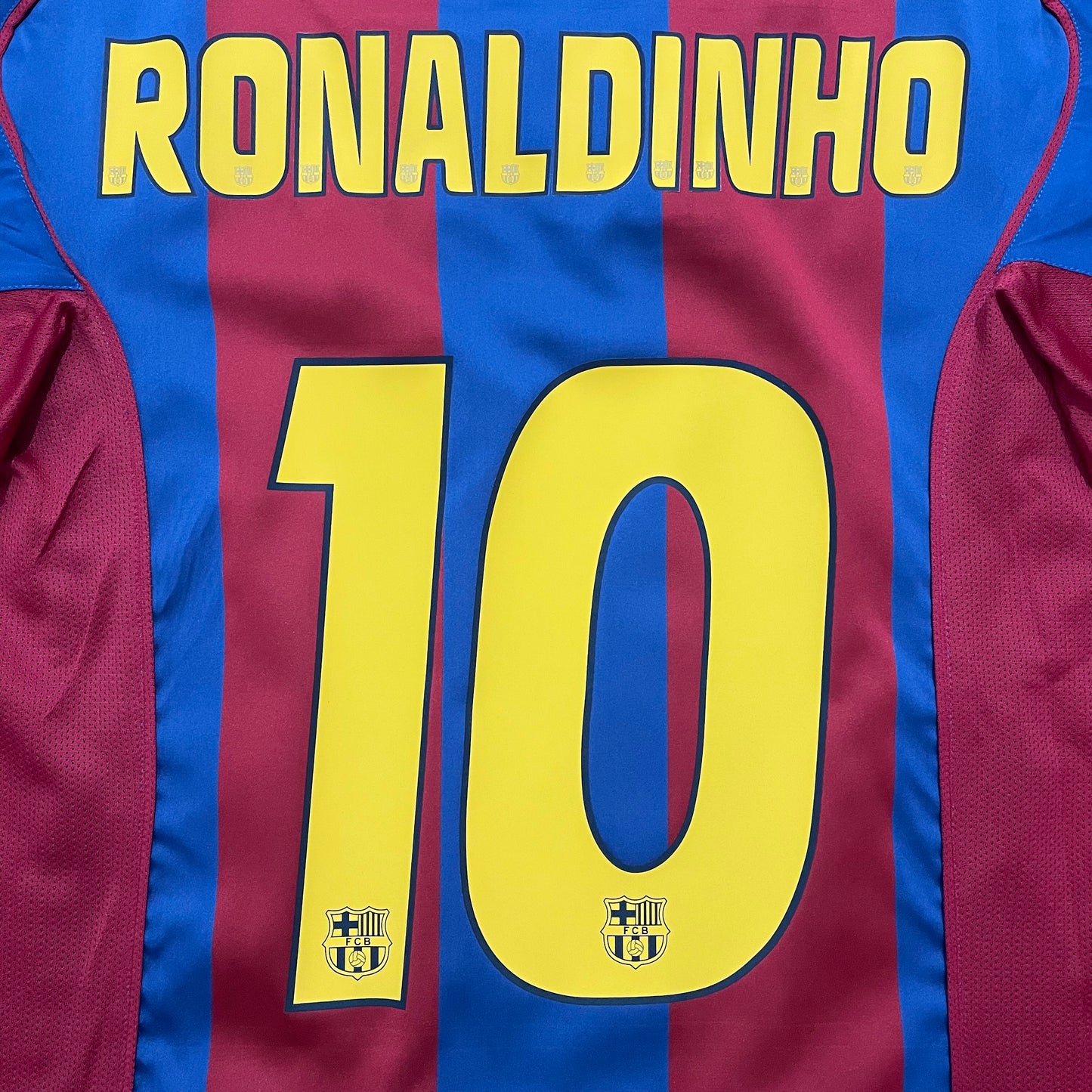 2004-2005 FC Barcelona home shirt #10 Ronaldinho (M)